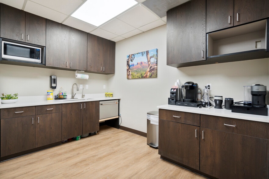 More Photos Of 202 E Earll Dr, Phoenix Medical For Sale