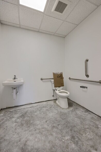 More Photos Of 84 Doe Run Rd, Manheim Medical For Lease