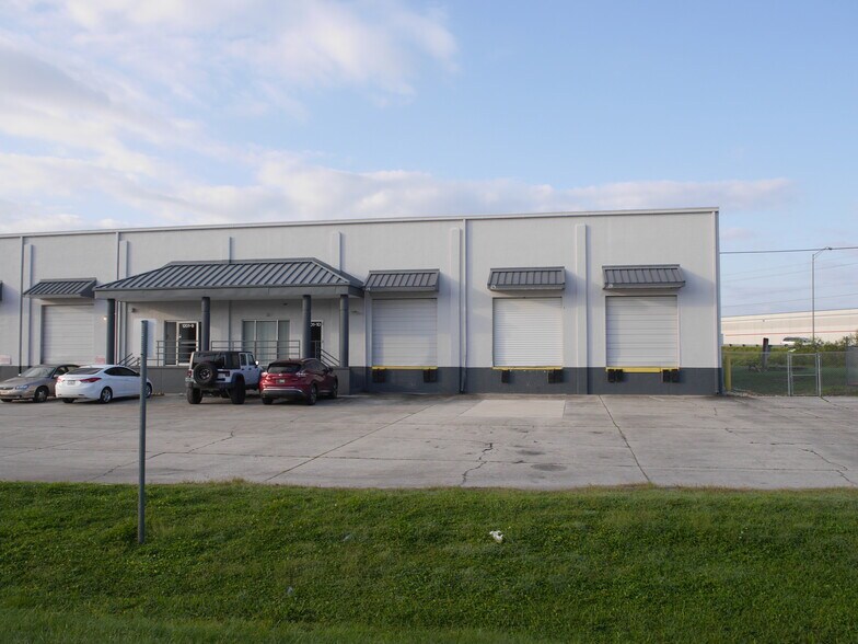 More Photos Of 1201 Old Hopewell Rd, Tampa Warehouse For Lease