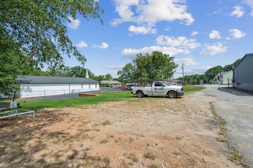 More Photos Of 4228 Main St, Oakwood Showroom For Lease