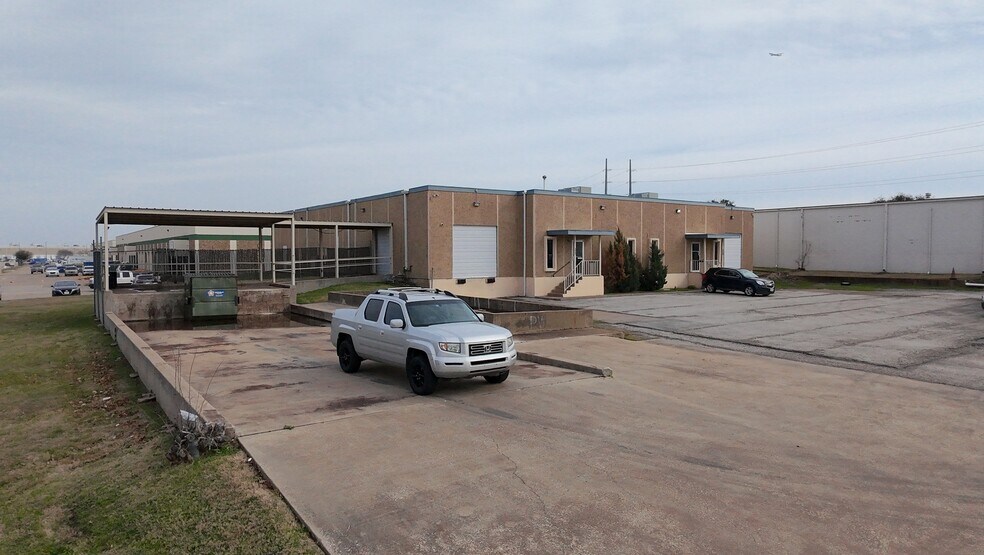 More Photos Of 320-322 International Pky, Arlington Warehouse For Lease