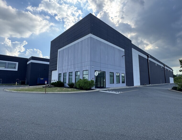 More Photos Of 990 Paterson Plank Rd, East Rutherford Warehouse For Lease