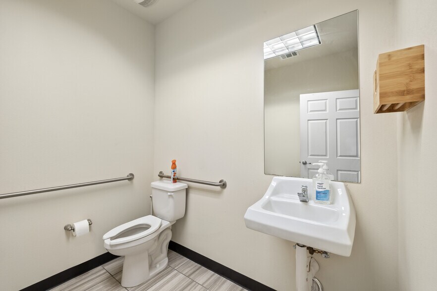 More Photos Of 1508 Dessau Ridge Ln, Austin Office For Sale