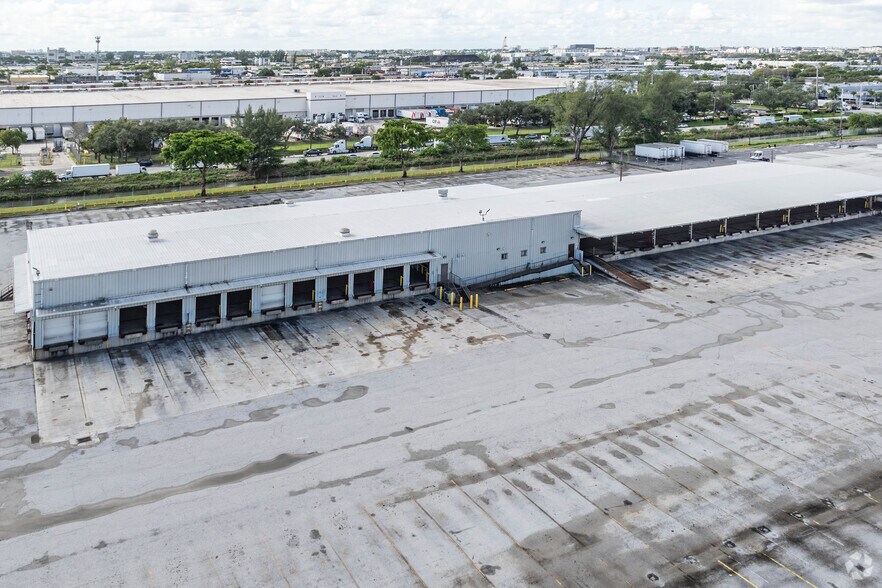 More Photos Of 7000 NW 60th St, Miami Warehouse For Lease