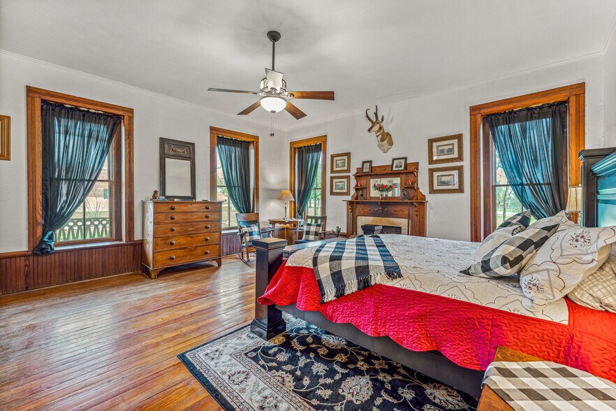 More Photos Of 703 Spring St, Granbury Lodge Meeting Hall For Sale