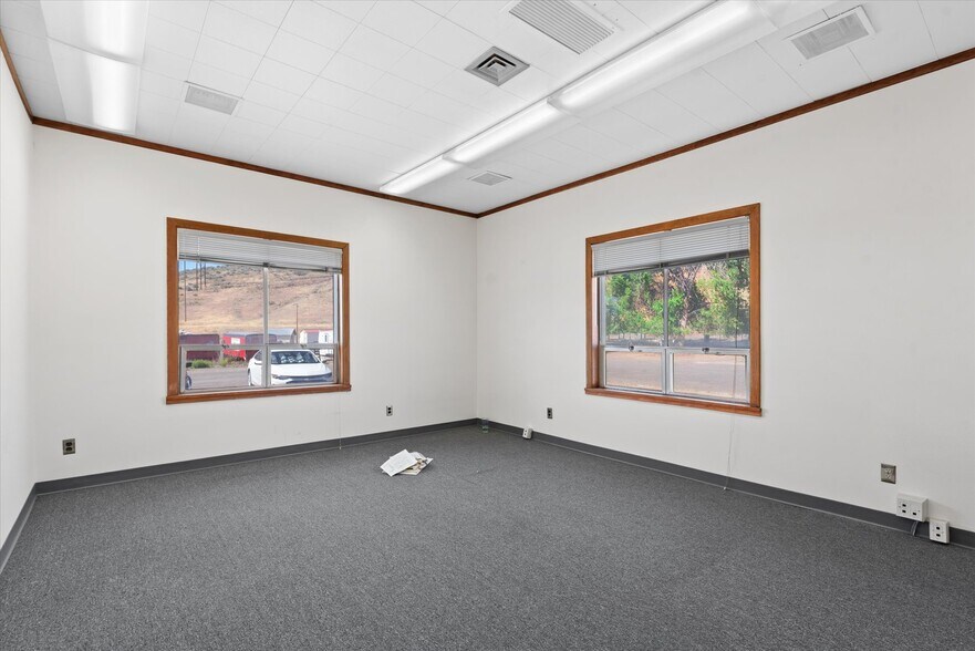 More Photos Of 1050 S Bridge St, Baker City Office For Sale