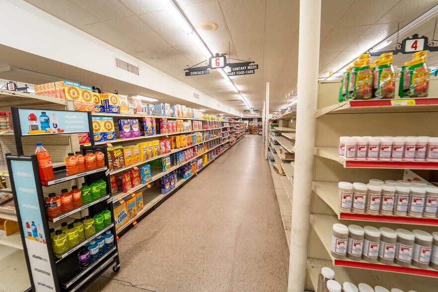 More Photos Of 1302 E Crestwood Dr, Victoria Storefront For Sale