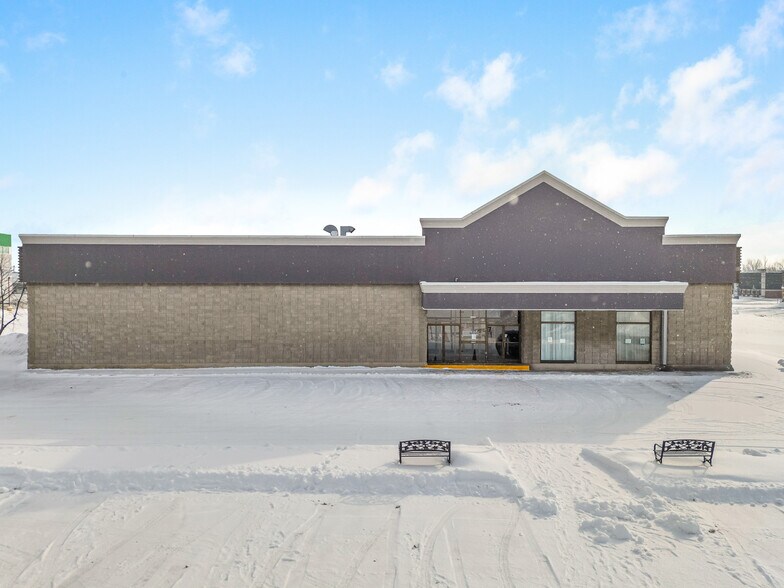 More Photos Of 9525 Boul Taschereau, Brossard Freestanding For Sale