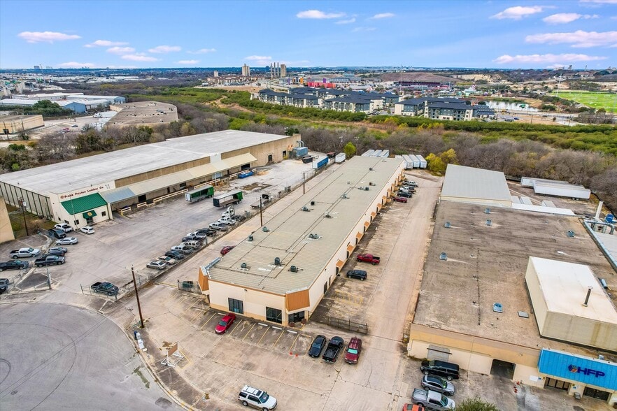 More Photos Of 11001-11027 Osgood Dr, San Antonio Service For Lease