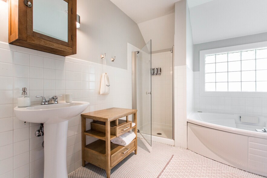 More Photos Of 116 E 46th St, Kansas City Hospitality For Sale