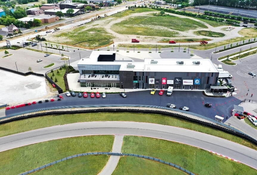 More Photos Of 264 Apex Dr, Pontiac Parking Garage For Sale