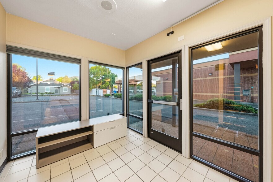 More Photos Of 735 SE 7th St, Grants Pass Office For Sale