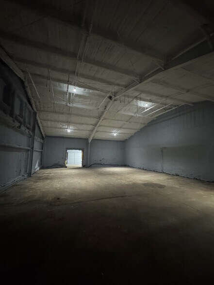 More Photos Of 2800 Delano St, Pensacola Warehouse For Lease