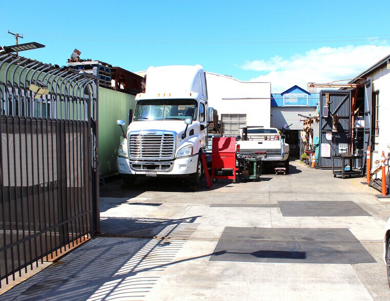 More Photos Of 4015-4019 E 52nd St, Maywood Manufacturing For Sale