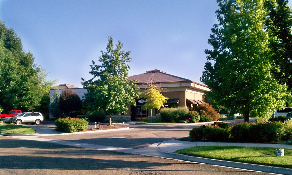 More Photos Of 1250 E Iron Eagle Dr, Eagle Showroom For Lease