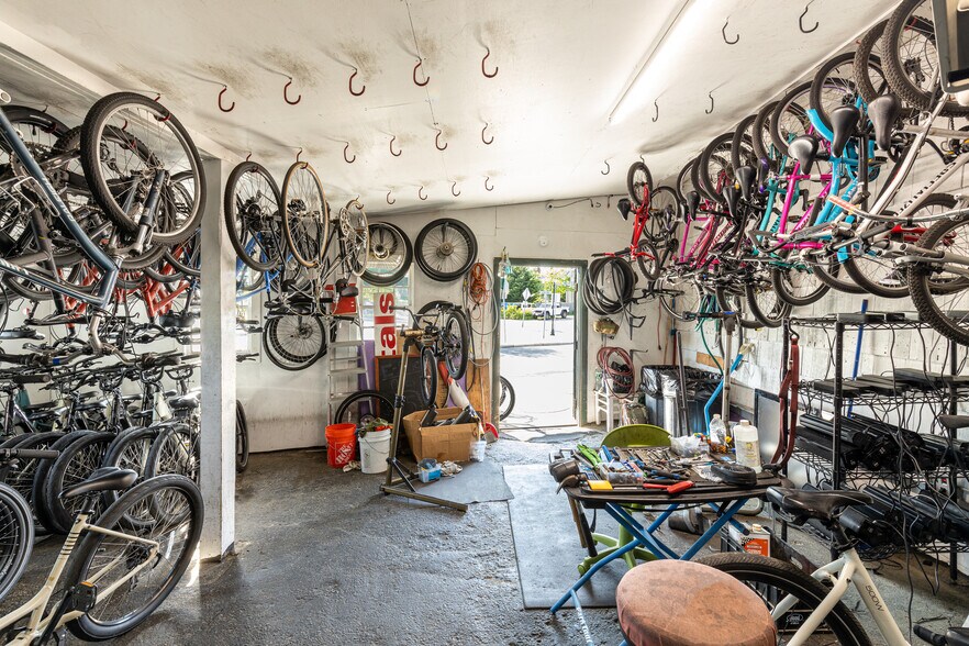 More Photos Of 4 Lagoon Pond Rd, Vineyard Haven General Retail For Sale