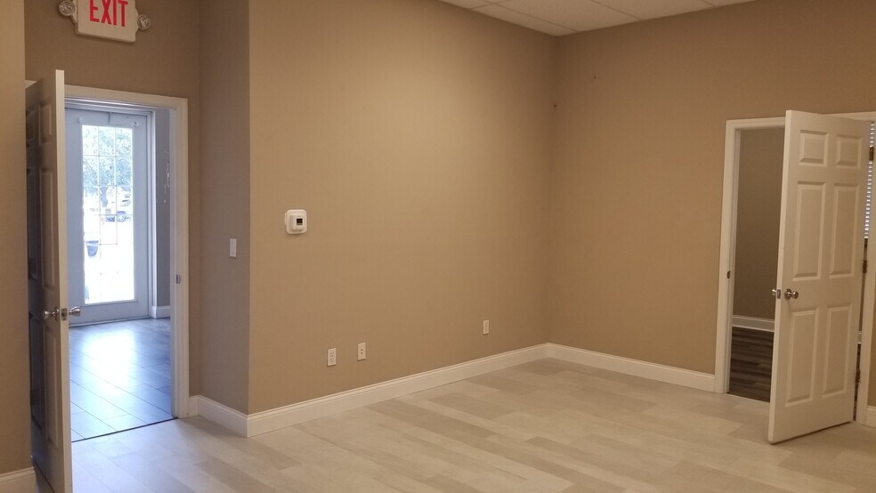 More Photos Of 5471 Lee St, Lehigh Acres Showroom For Lease