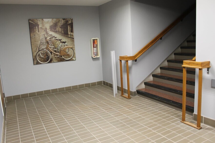 More Photos Of 220 S Main St, Butler Medical For Lease