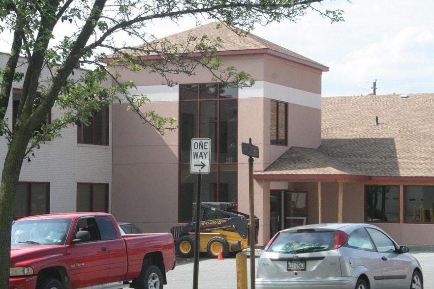 More Photos Of 222 W Cunningham St, Butler Office For Lease