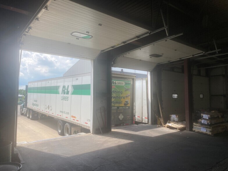 More Photos Of 1709 Thompson St, Lansing Warehouse For Lease