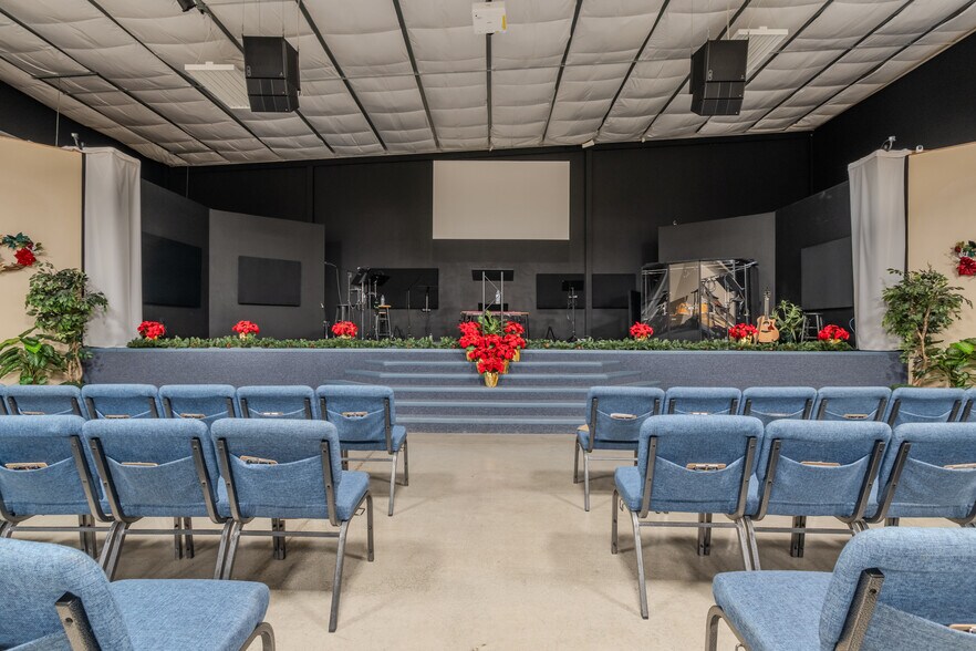 More Photos Of 5885 Crater Lake Hwy, Central Point Warehouse For Sale