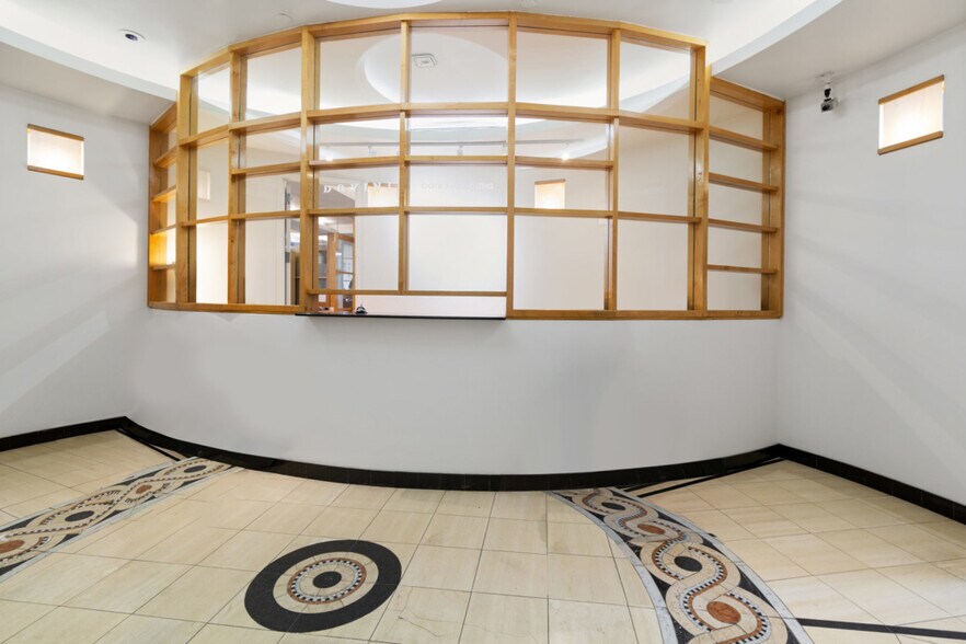 More Photos Of 131 W 35th St, New York Office For Sale