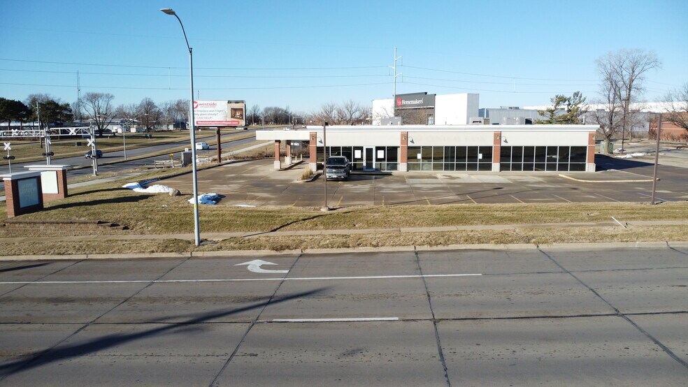 More Photos Of 3800 100th St, Urbandale Bank For Sale