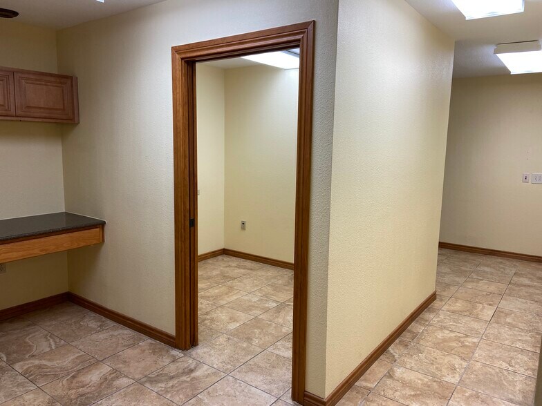 More Photos Of 515 N King St, Seguin Medical For Lease