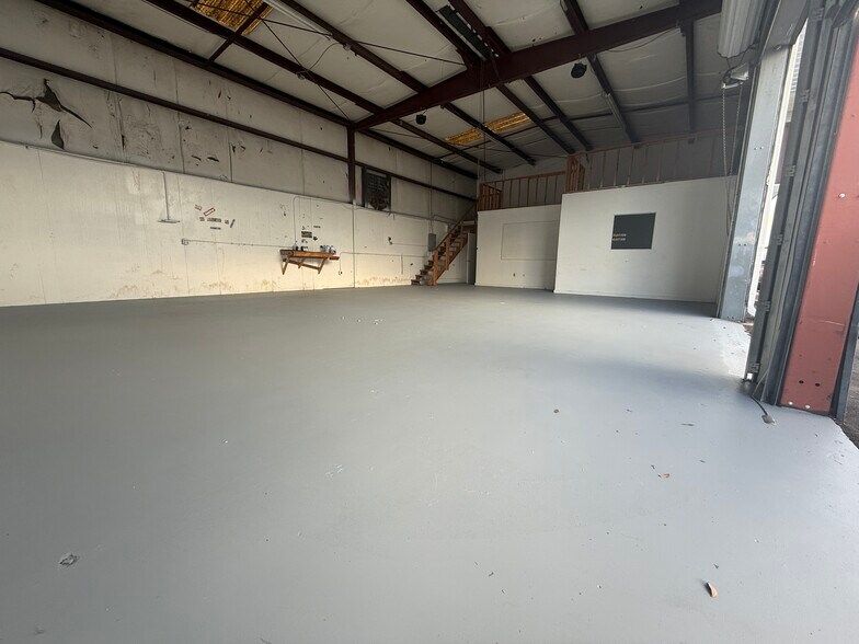 More Photos Of 401 Enterprise St, Ocoee Industrial For Lease