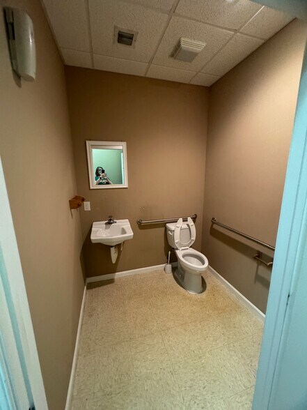 More Photos Of 1410 Park Ln S, Jupiter Warehouse For Lease