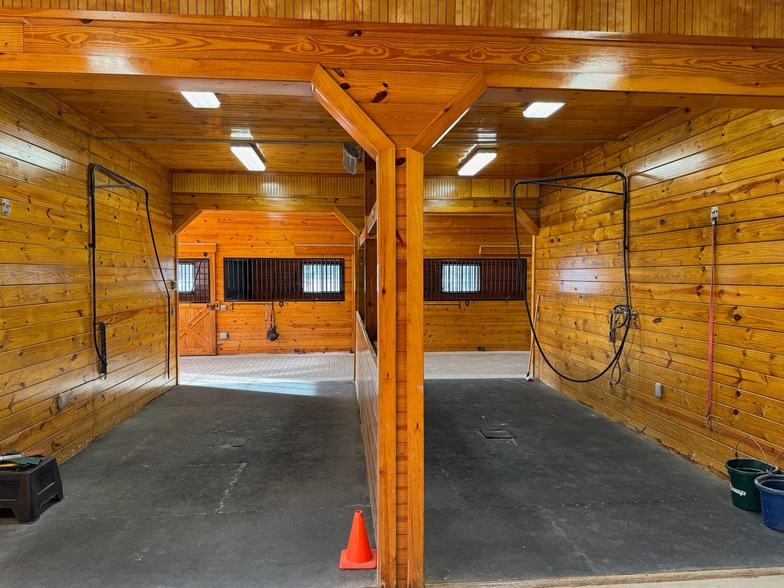 More Photos Of 115 Hilltop Dr, Phoenix Sports And Entertainment For Sale