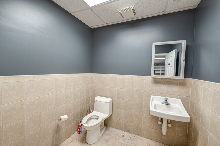 More Photos Of 328A Main St, Huntington Storefront Retail Office For Lease