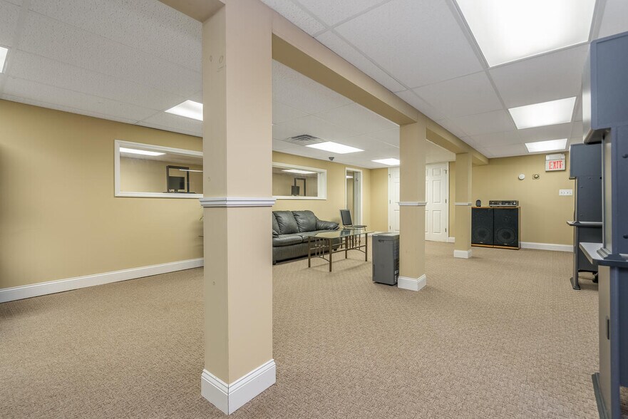 More Photos Of 23 Pawnee Ave, Rockaway Office For Sale