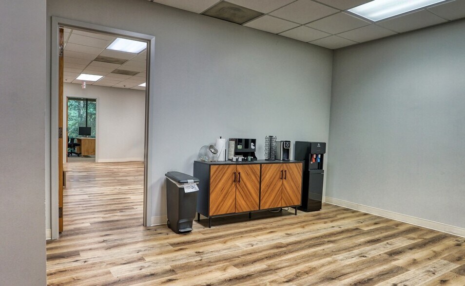 More Photos Of 9755 Dogwood Rd, Roswell Office For Lease