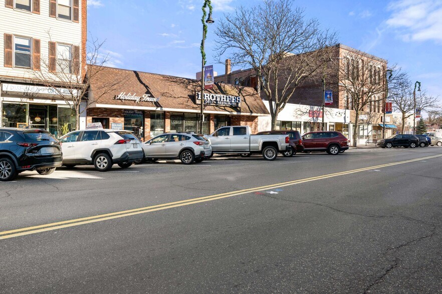 More Photos Of 402-406 Main St, Wakefield Restaurant For Lease