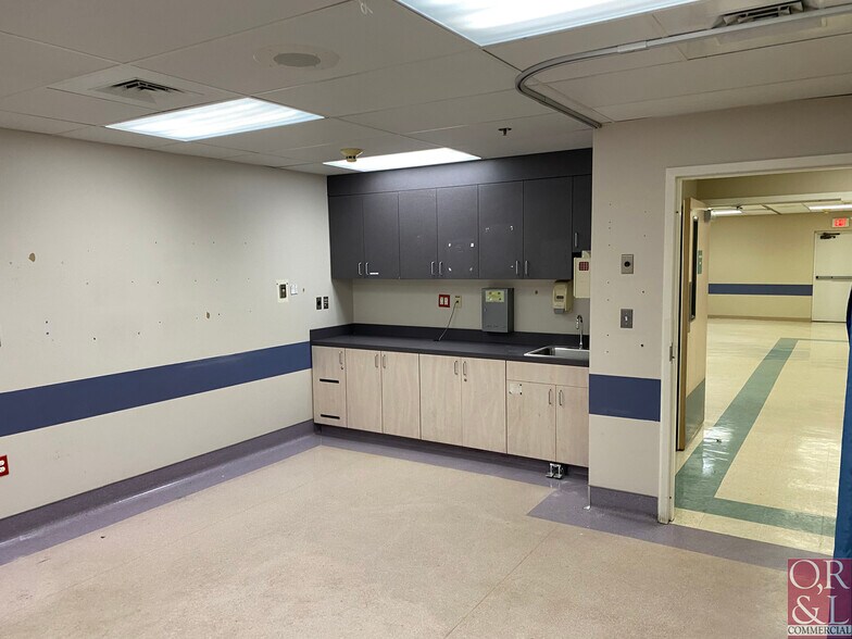 More Photos Of 4 Northwestern Dr, Bloomfield Medical For Lease
