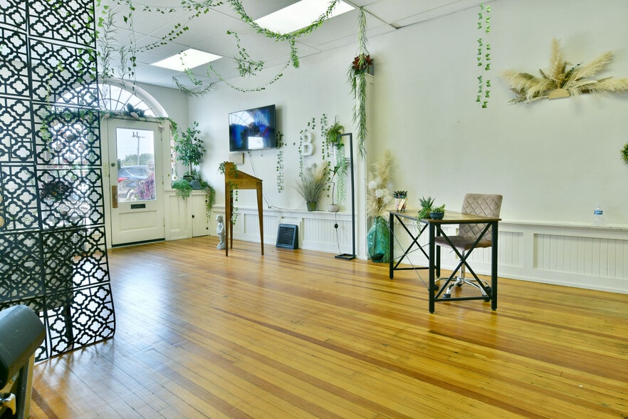 More Photos Of 12-14 N Main St, Hubbard Storefront Retail Residential For Sale