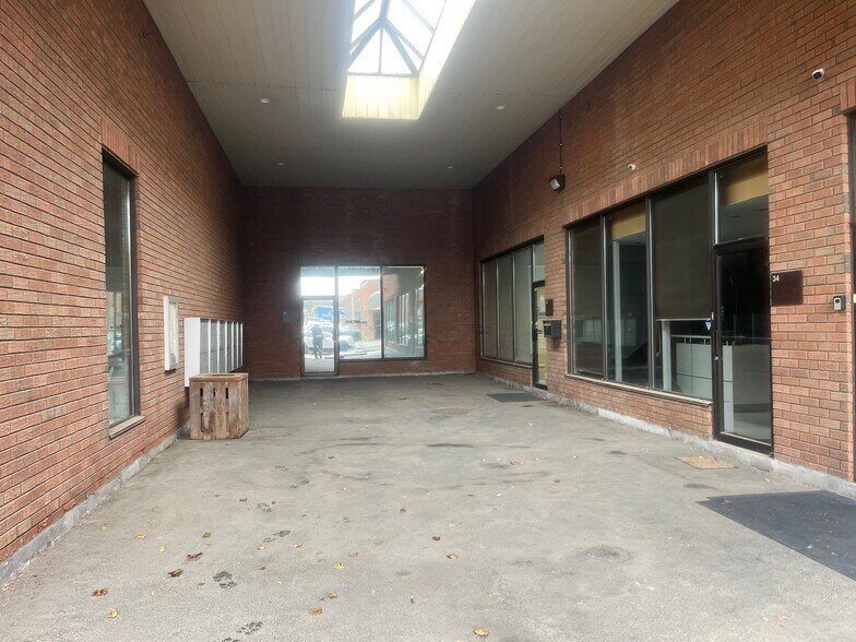 More Photos Of 5359 Timberlea Blvd, Mississauga Light Distribution For Sale