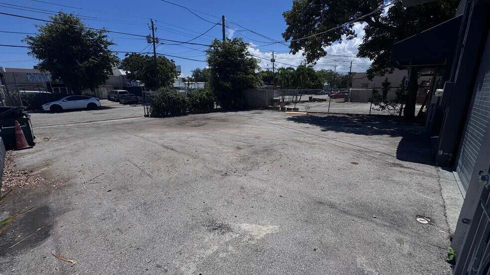 More Photos Of 1847 NW 21st St, Miami Warehouse For Lease