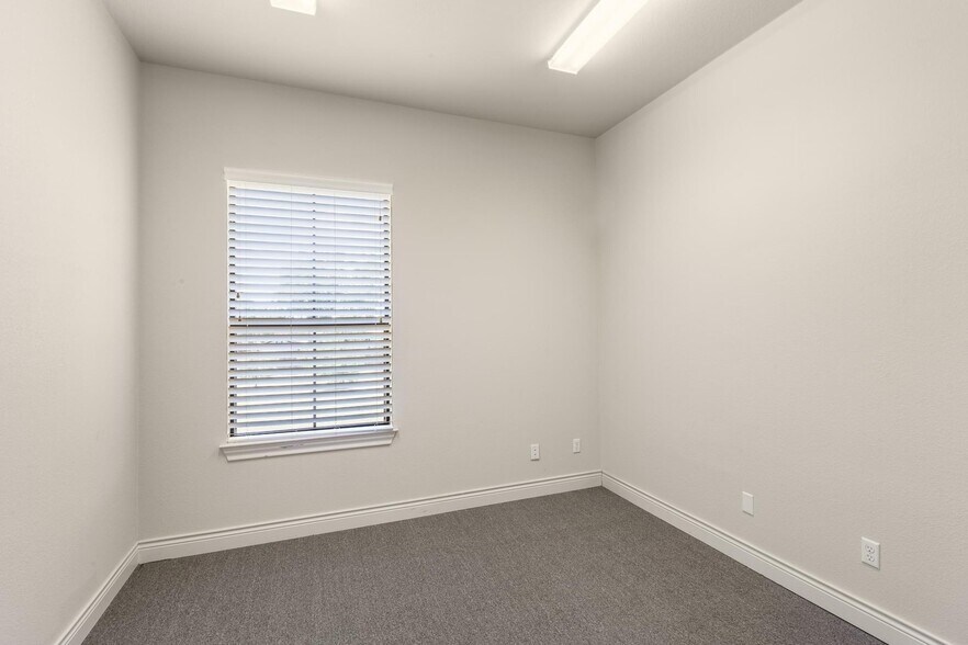 More Photos Of 105 Applewood Dr, Cedar Creek Office For Sale