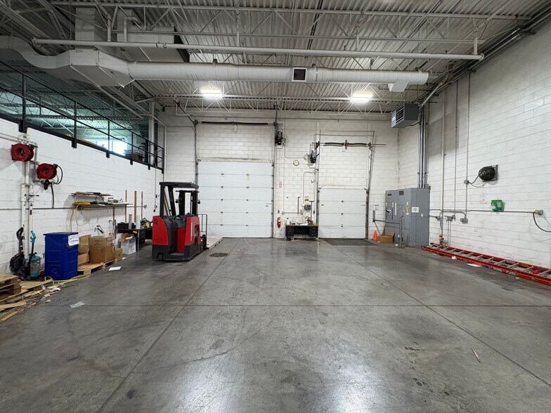 More Photos Of 9980 S Oakwood Park Dr, Franklin Manufacturing For Sale