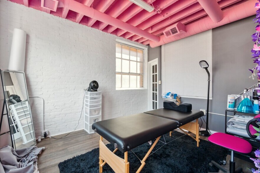 More Photos Of 519-521 N Charles St, Baltimore Office For Sale