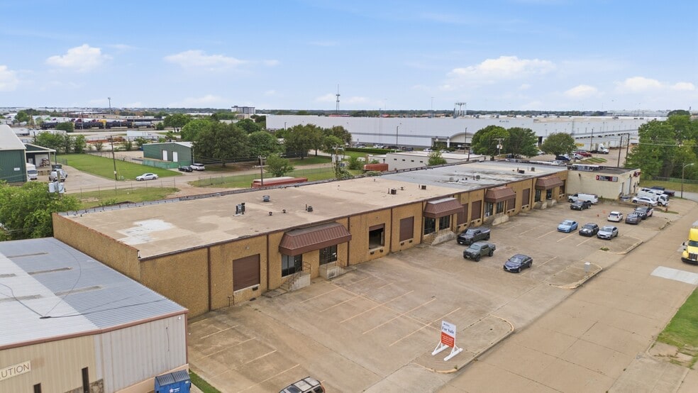More Photos Of 2457 NW Dallas St, Grand Prairie Light Distribution For Sale