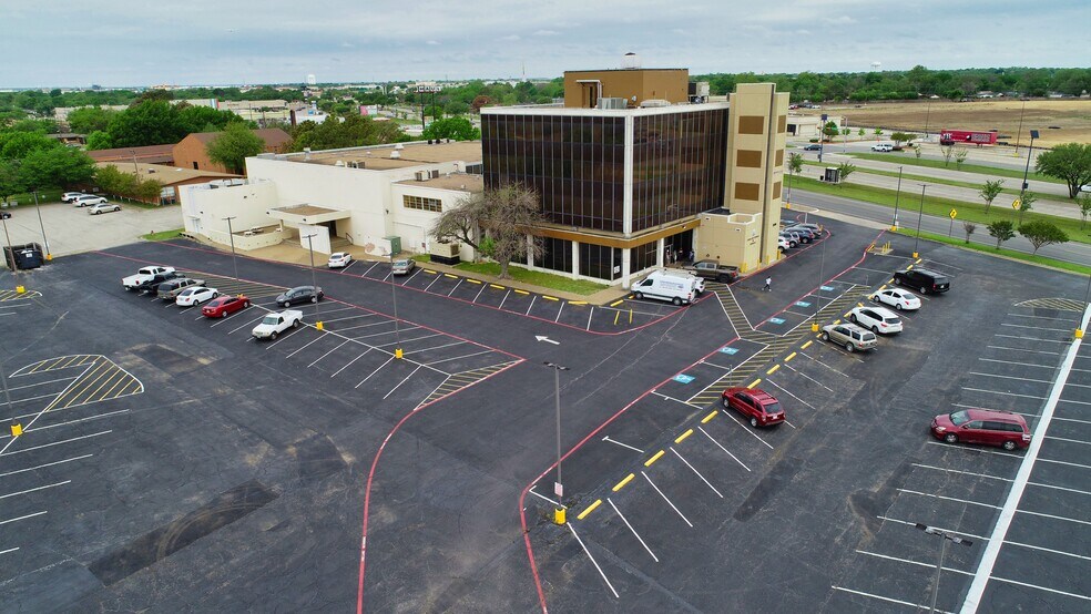 More Photos Of 2520 W Irving Blvd, Irving Office For Lease