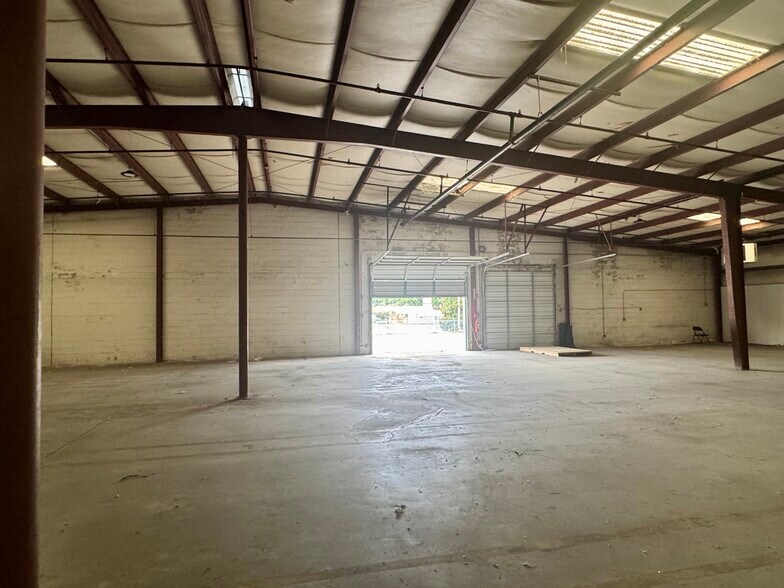 More Photos Of 408 N Springs Rd, Columbia Warehouse For Lease