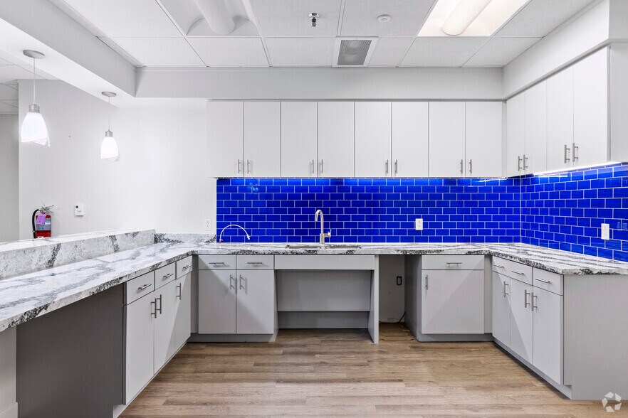 More Photos Of 2711 Lyndon B Johnson Fwy, Dallas Office For Lease