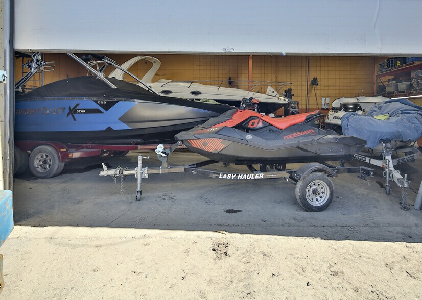 More Photos Of 700 Boul Des Laurentides, Laval Industrial For Lease