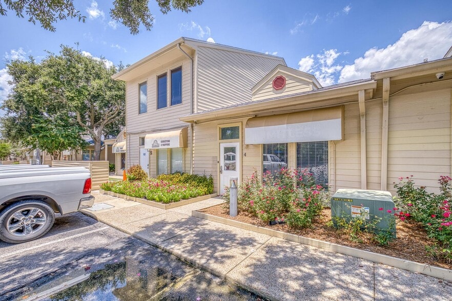 More Photos Of 913 Gulf Breeze Pky, Gulf Breeze General Retail For Sale