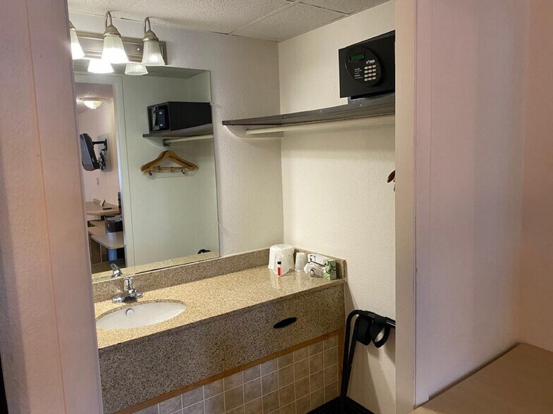 More Photos Of 870 US-42 NE, London Hotel For Sale