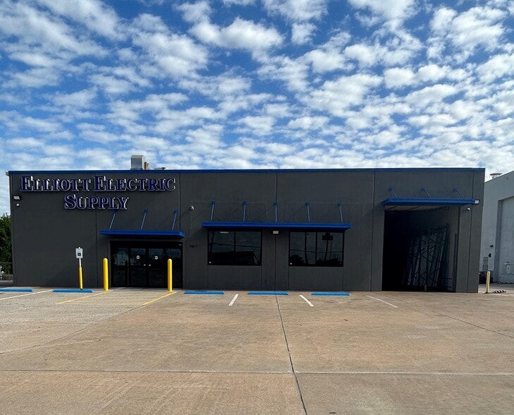 More Photos Of 1010 Garth Brooks Blvd, Yukon Storefront Retail Office For Sale